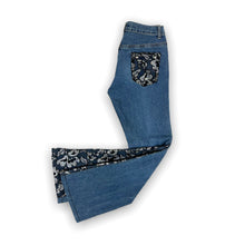 Load image into Gallery viewer, Vintage Flared Jeans 28