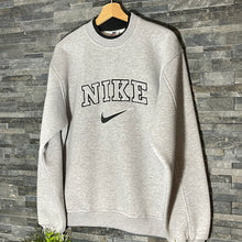 Load image into Gallery viewer, Nike 90&#39;s Sweatshirt Grey M