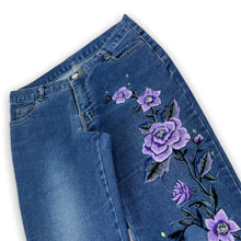 Load image into Gallery viewer, Vintage Flared Jeans 28