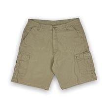 Load image into Gallery viewer, Wrangler Cargo Shorts 38