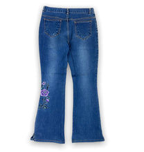 Load image into Gallery viewer, Vintage Flared Jeans 28